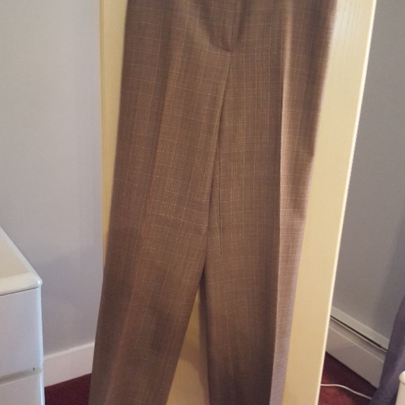 Women's suit - Picture 2 of 3